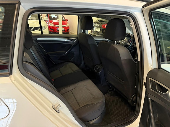 Volkswagen Golf VII 19 of 21