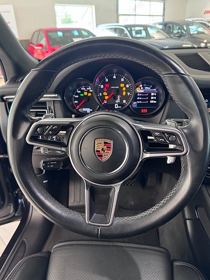 Porsche Macan 11 of 13