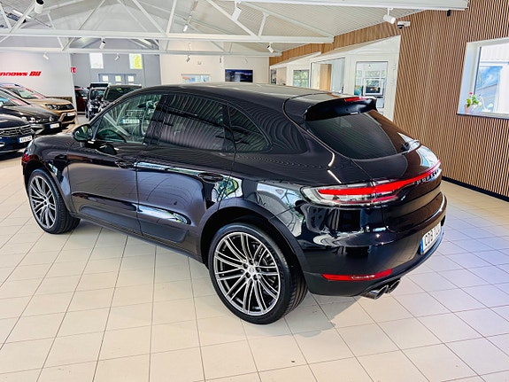 Porsche Macan 2 of 5