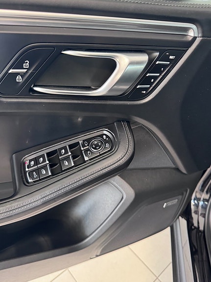 Porsche Macan 10 of 13