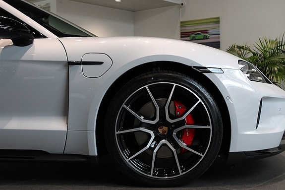 Porsche Taycan 8 of 16