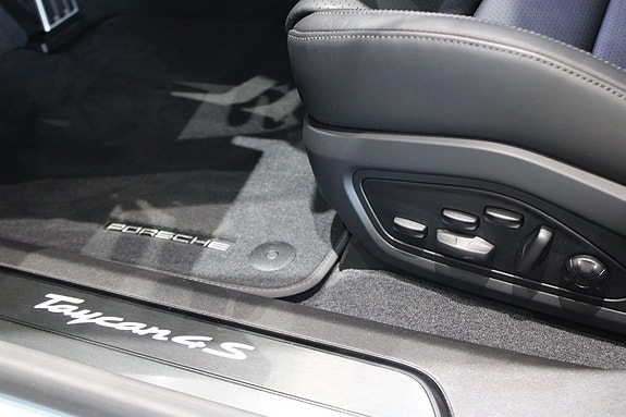 Porsche Taycan 15 of 16