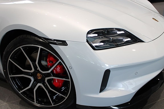 Porsche Taycan 9 of 16