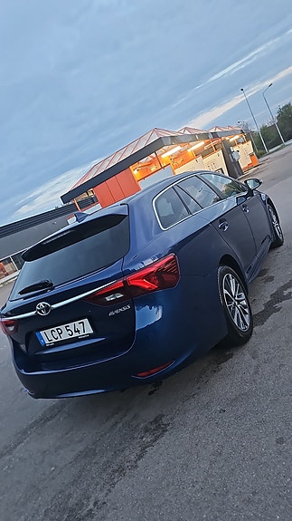 Toyota Avensis 2 of 5