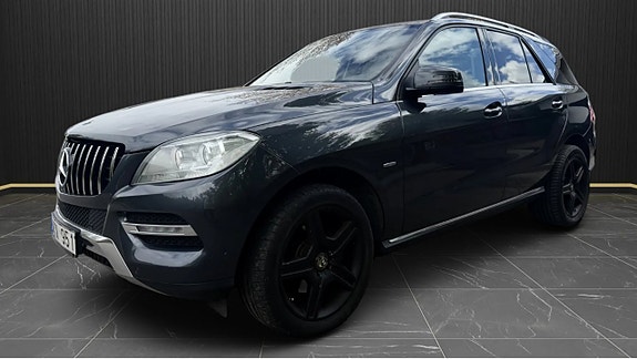 Mercedes-Benz ML350 2 of 5