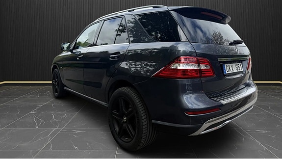 Mercedes-Benz ML350 3 of 5