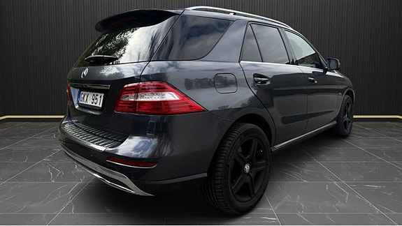 Mercedes-Benz ML350 4 of 5