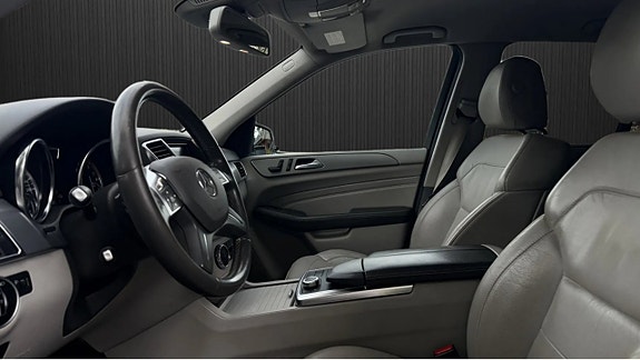 Mercedes-Benz ML350 7 of 11
