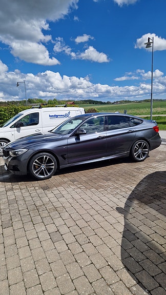 BMW 330d 2 of 12