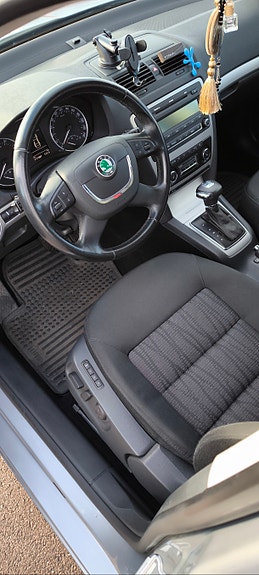 Skoda Octavia 2 of 5