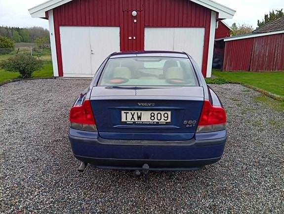 Volvo S60 4 of 5