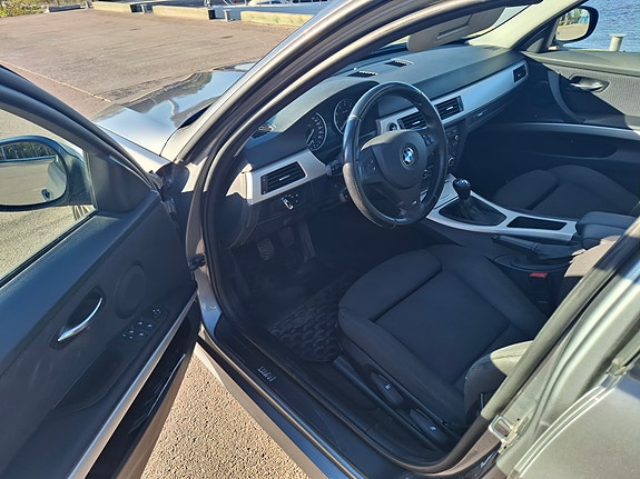 BMW 320i 3 of 4