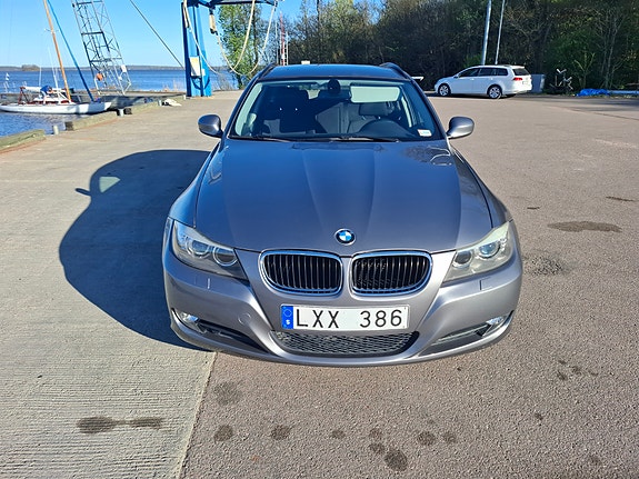 BMW 320i 2 of 4