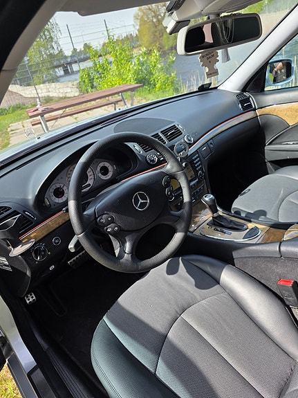 Mercedes-Benz E320 11 of 16