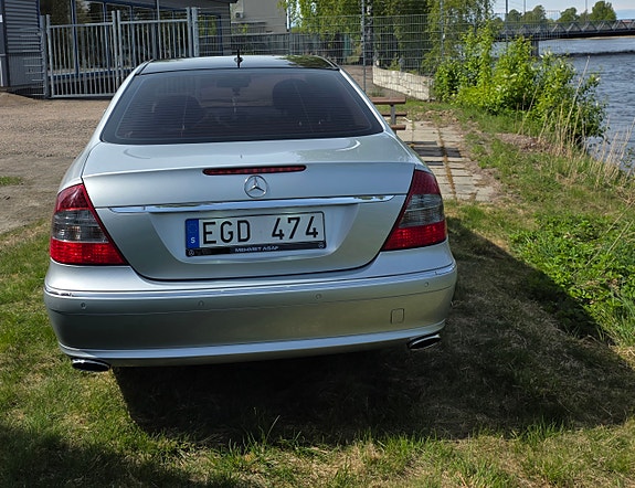 Mercedes-Benz E320 4 of 16