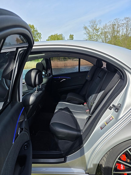 Mercedes-Benz E320 8 of 16
