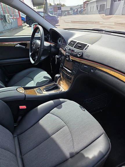 Mercedes-Benz E320 9 of 16