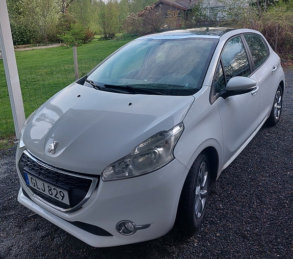 Peugeot 208 2 of 5