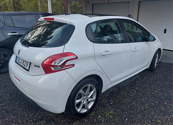 Peugeot 208 3 of 5