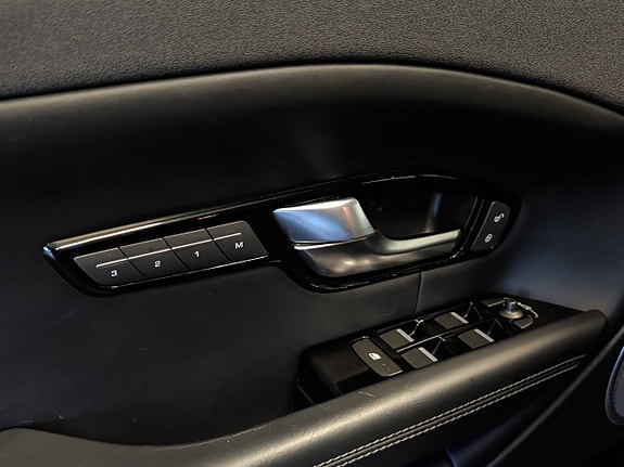 Land Rover Range Rover Evoque 18 of 30