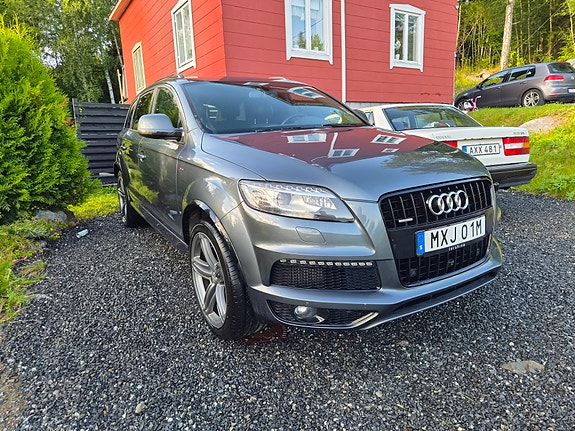 Audi Q7 2 of 9