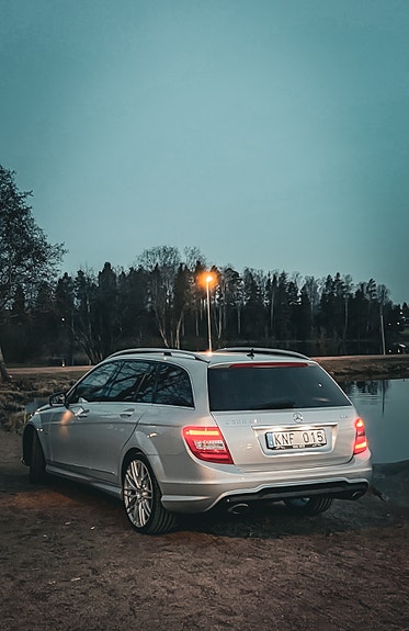 Mercedes-Benz C300 3 of 4