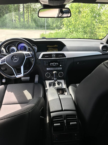 Mercedes-Benz C300 2 of 4