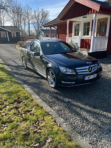 Mercedes-Benz C180 2 of 4