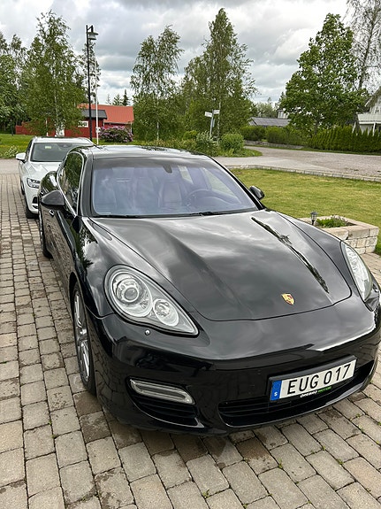 Porsche Panamera Turbo 4 of 5