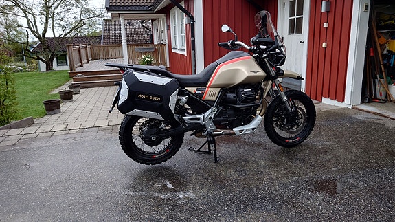 Moto Guzzi V85 TT Travel 3 of 5