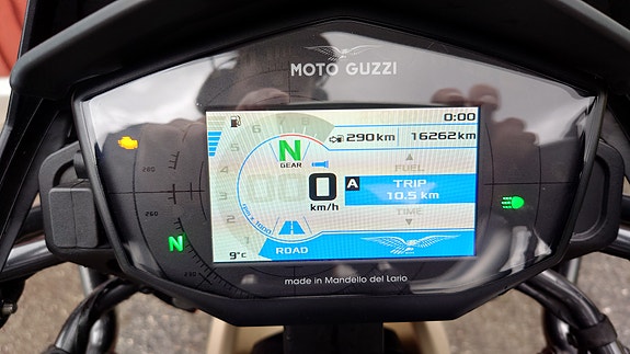 Moto Guzzi V85 TT Travel 2 of 5