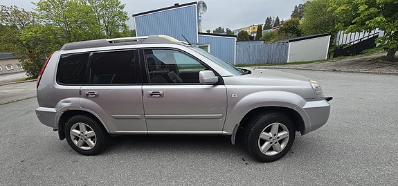 Nissan X-Trail 3 of 8
