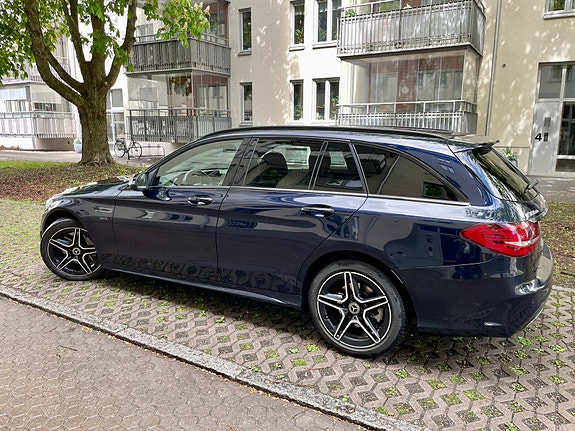 Mercedes-Benz C300 4 of 5