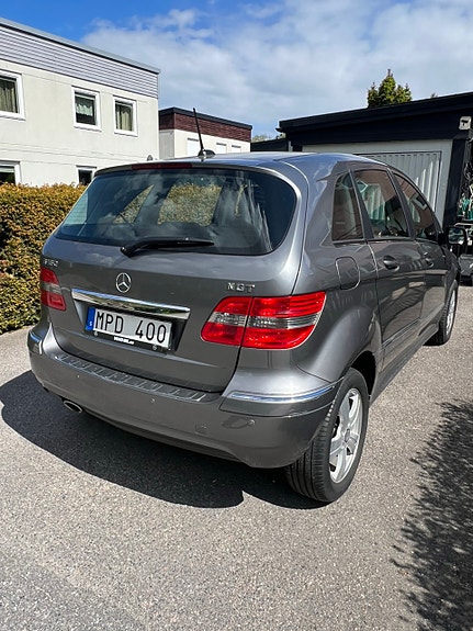 Mercedes-Benz B180 4 of 5