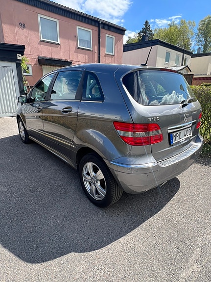 Mercedes-Benz B180 2 of 5