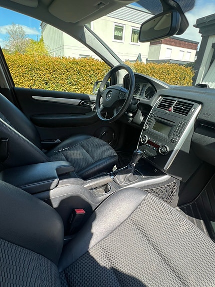 Mercedes-Benz B180 7 of 8