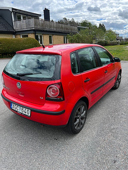 Volkswagen Polo 2 of 5