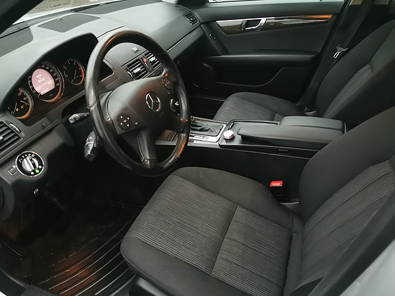 Mercedes-Benz C320 9 of 12