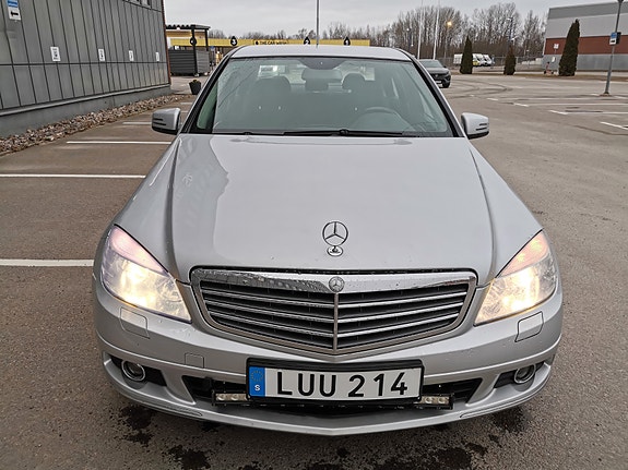 Mercedes-Benz C320 5 of 12