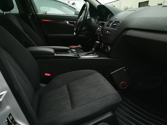 Mercedes-Benz C320 10 of 12
