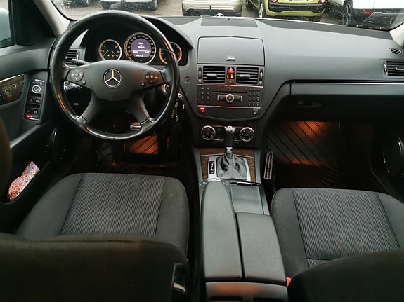 Mercedes-Benz C320 8 of 12