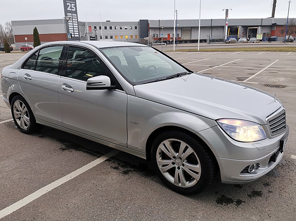 Mercedes-Benz C320 2 of 12