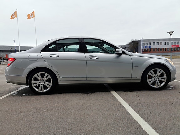 Mercedes-Benz C320 7 of 12