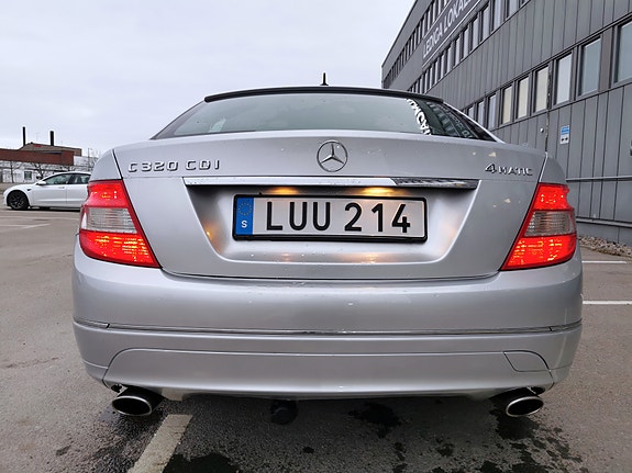 Mercedes-Benz C320 6 of 12