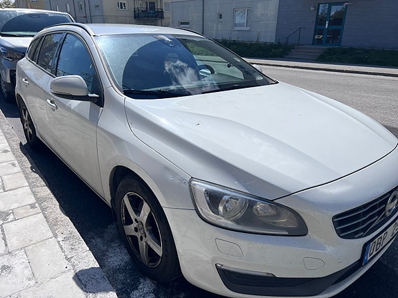 Volvo V60 2 of 8