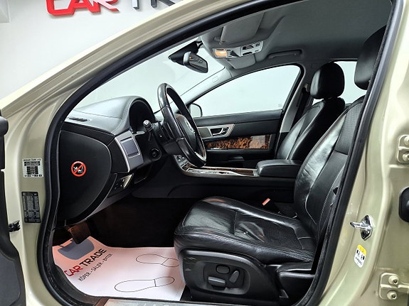 Jaguar XF 12 of 30