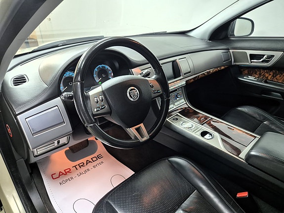 Jaguar XF 18 of 30