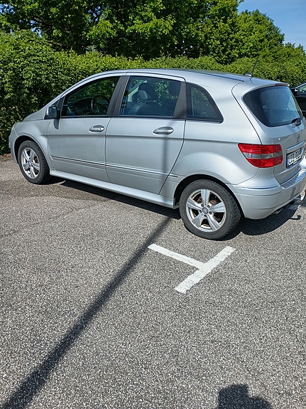 Mercedes-Benz B180 2 of 5