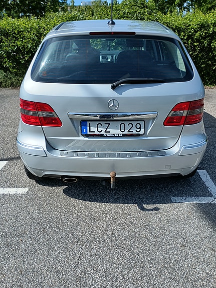 Mercedes-Benz B180 3 of 5