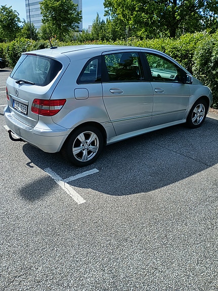 Mercedes-Benz B180 4 of 5